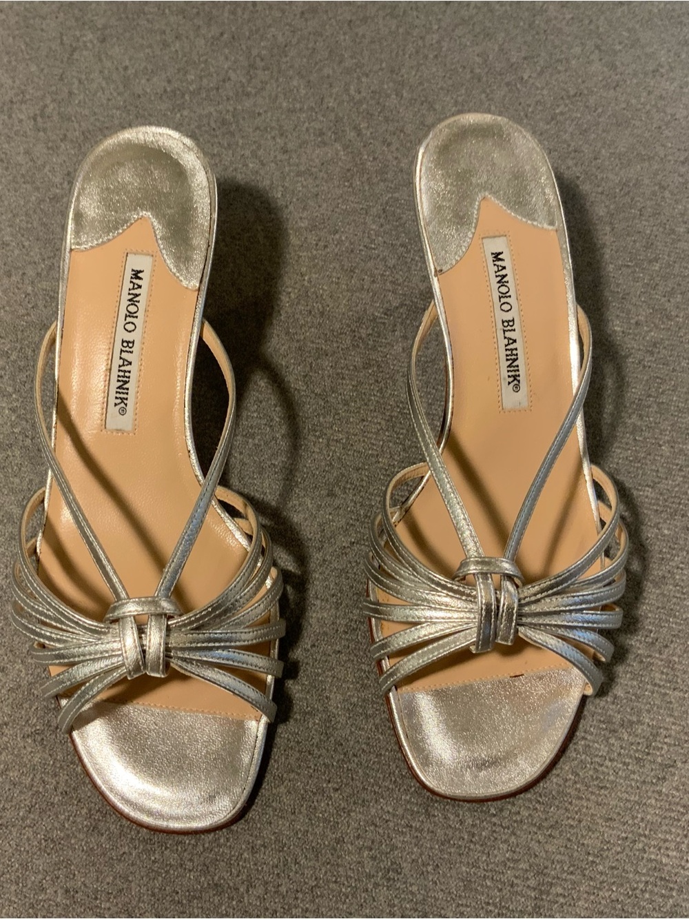 MANOLO BLANIK SILVER METALLIC KITTEN HEEL MULES